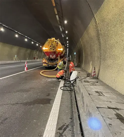 榆树隧道排水渠清淤